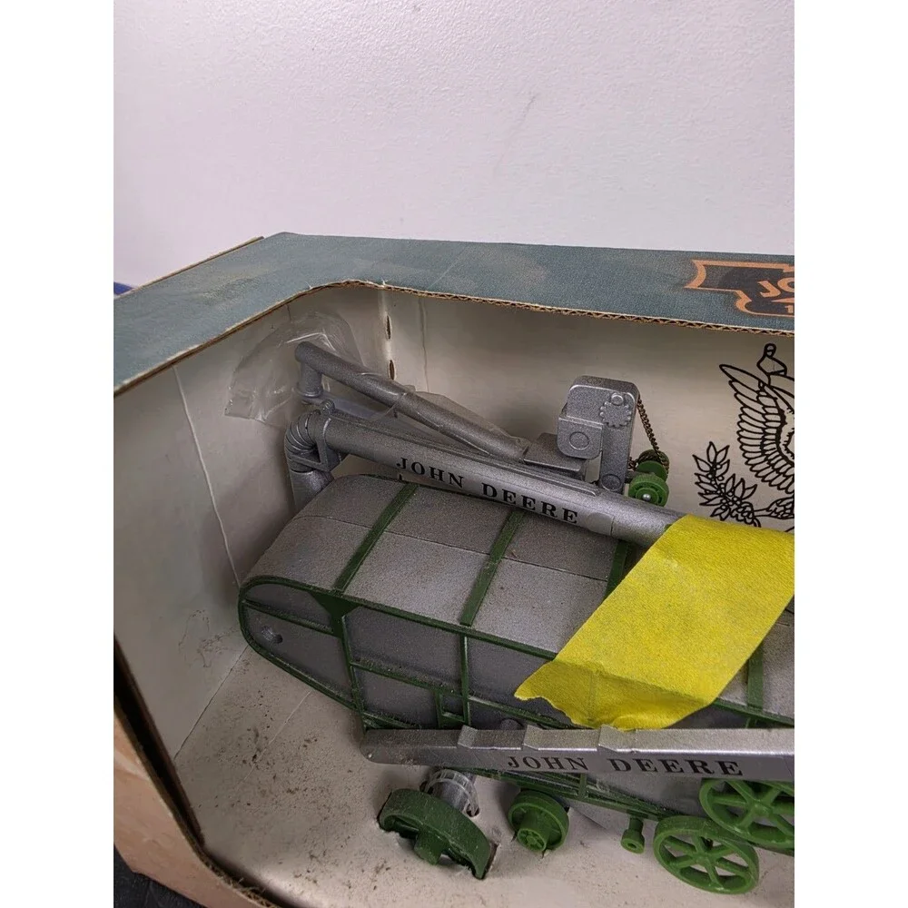Spec-Cast 1938 John Deere 28x46 Thresher Special Edition 1/28th Scale